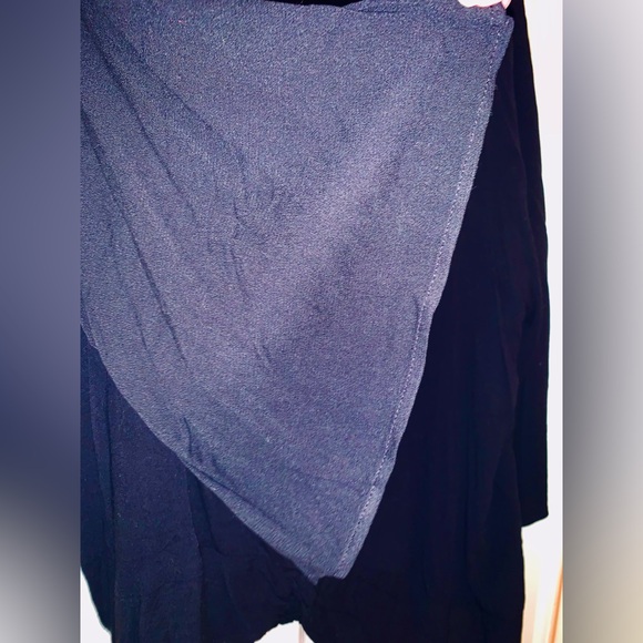 18 - NWT BLACK blouse with bottom twist - Picture 5 of 8